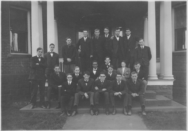 Class of 1907 in front of the veterinary science building, ca. 1907